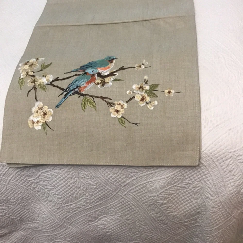 Wellesley Manor Tan Linen Table Runner with Embroidered Birds/Dogwood Tree. NWOT - Picture 15 of 16